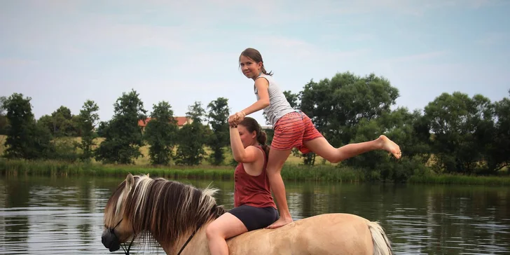 O koníky se naučíte pečovat a pak můžete na 60 minut do terénu.