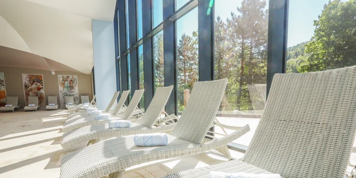 Při relaxu na lehátkách se budeme moci kochat výhledem na hory.