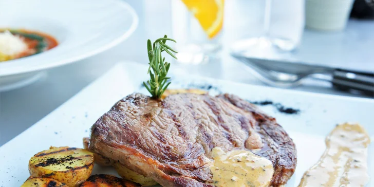 K menu dostanete i karafu vody s ovocem a skleničku moravského vína.