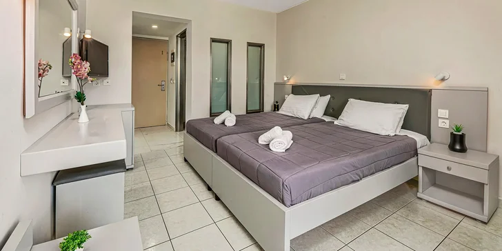 Ubytujete se ve 3* hotelu Poseidon přímo u pláže. 