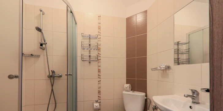 Každý pokoj má i koupelnu se sprchovým koutem a WC.
