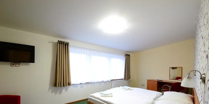 Pokoje mají televizi a připojení k Wi-Fi.