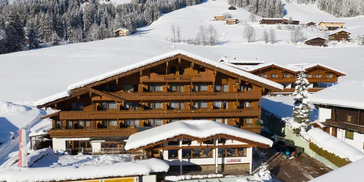 Přímo u hotelu staví skibus.