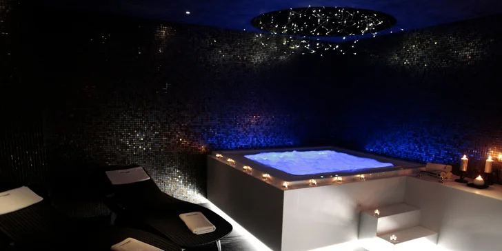 V privátní whirlpool si na jednotlivých sedátkách lze vyzkoušet různé druhy hydromasáží.