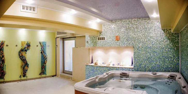 Pro ty, kteří hledají klidnější formu relaxace, nabízí hotel vnitřní bazén a moderní wellness centrum se saunou a širokou nabídkou profesionálních masáží či spa procedur.