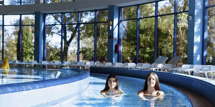 Teplota vody v bazénoch sa pohybuje od 30 do 36 °C.