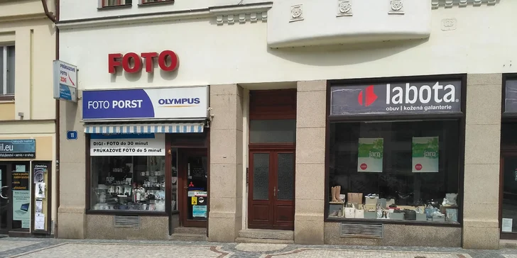Vchod se nachází mezi prodejnou obovu a foto-studiem