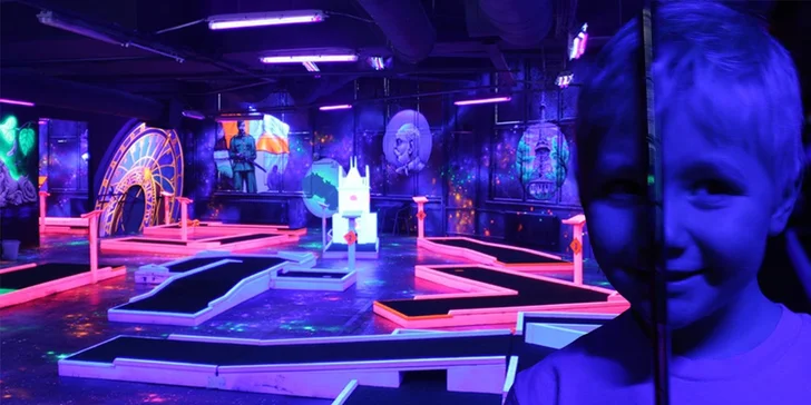Neonový minigolf v centru Prahy - jednotlivé i rodinné vstupy