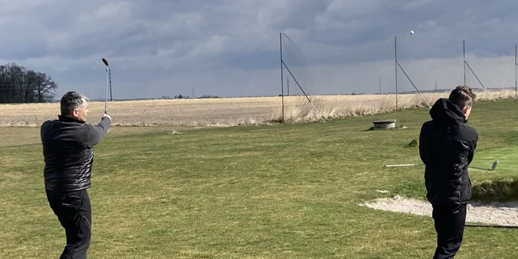 Provede vás lekcí golfu, ať už přijedete sami, nebo s sebou vezmete svého partnera či kamarádku.