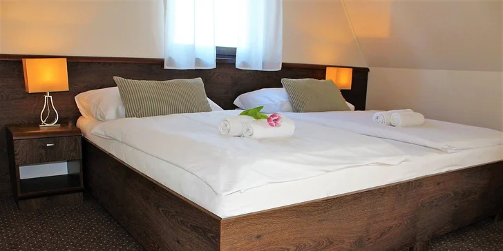 K vybavení pokojů patří klimatizace, LCD televize a minibar.
