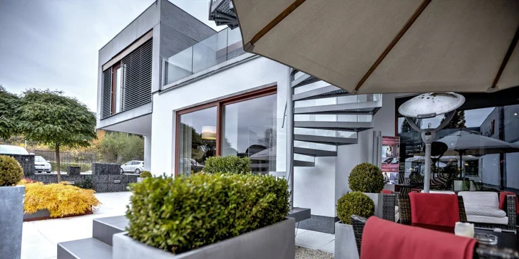Restaurace je součástí stejnojmenného komplexu ve Stodůlkách.