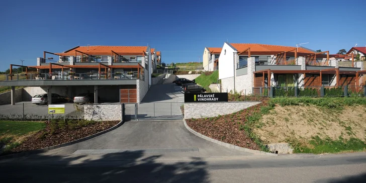 Bydlet budete v moder­ních Pálavských apartmánech, které leží uprostřed vinohradů na svazích obce Pavlov.