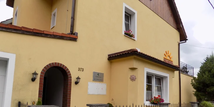 Vila stojí v klidné lokalitě na slunném svahu nad údolím řeky Ohře.