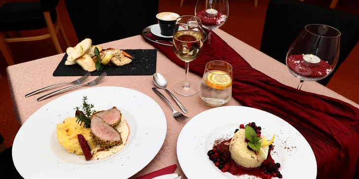 Restaurace má otevřeno od 11:00 do 21:30 hodin. Záleží na vás, jestli půjdete nejdřív na jídlo a pak do wellness, nebo naopak. 
