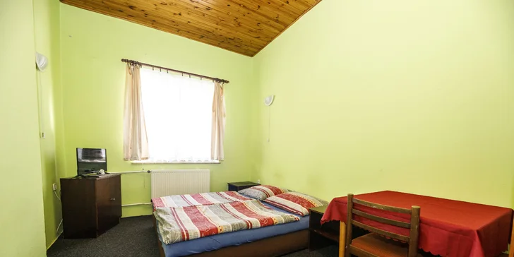 Pokoje jsou jednoduše ale účelně zařízené.