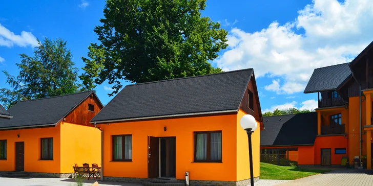 Ubytujete se v pokojích či apartmánech s balkonem pro dvě až čtyři osoby nebo v chatkách až pro šest osob. 

