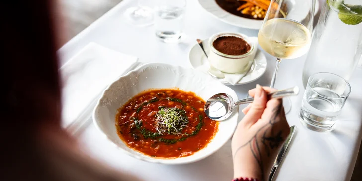 Následovat bude polévka minestrone.