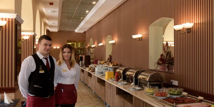 Pro chvíle pohody a dobrého pití a jídla je připravený kromě restaurace také bar a kavárna.