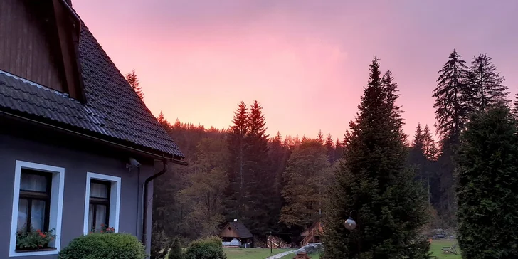 Z hotelu můžete vyrážet na výlety do hor, ale i do města. Třeba Jablonec nad Nisou je asi 8 km odtud. 