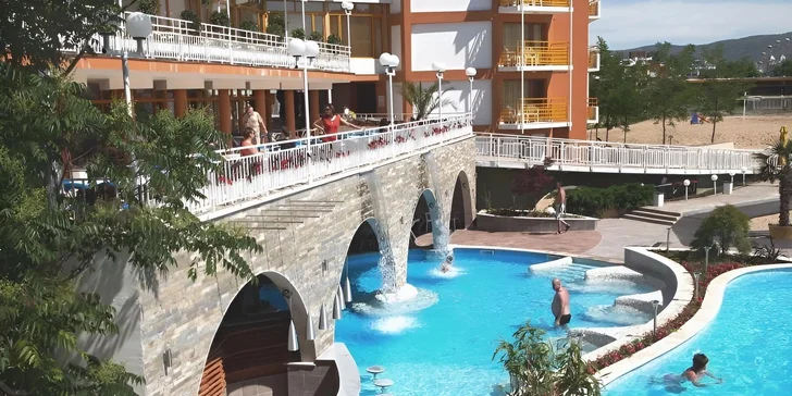 Volný čas v hotelu se točí kolem venkovních bazénů, které jsou obklopené lehátky a slunečníky.