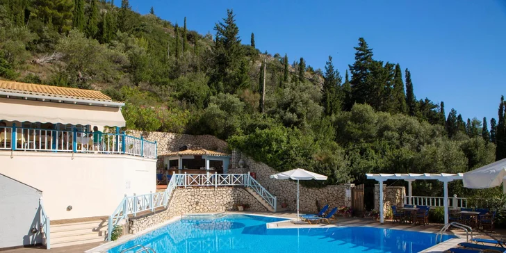 Skutečným klenotem hotelu je pak terasa s bazénem. 