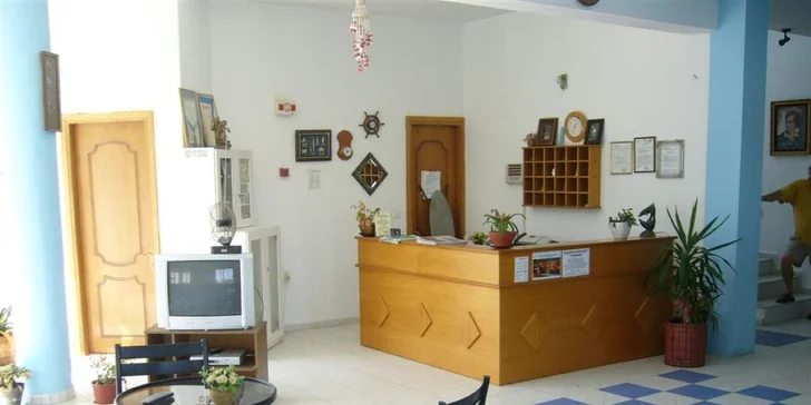 V okolí jsou taverny, restaurace i obchody. 
