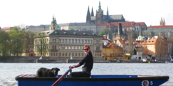 Do lodičky se vejdete až ve čtyřech.