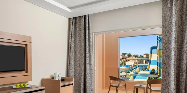 Pokoje mají TV, Wi-Fi připojení, klimatizaci i balkon či terasu.