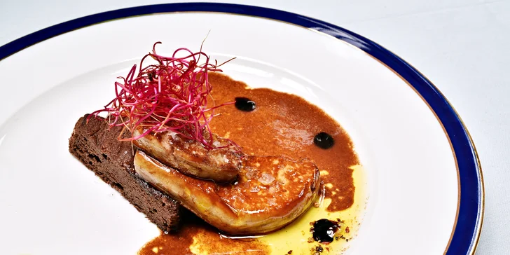 Netradiční, ale výtečné grilované foie gras s koláčkem z čokolády a červené řepy.