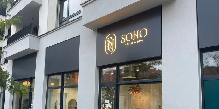 Součástí luxusní pedikúry je i relaxační masáž a horký zábal na krk a ramena.