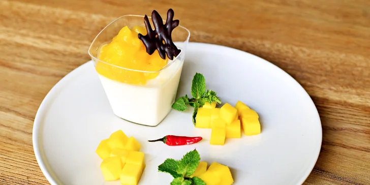 V obou případech nechybí ani sladká tečka – panna cotta a čokoládový dortík.