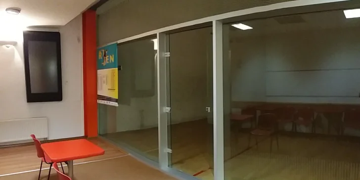 Když budete potřebovat, rádi vám tu zapůjčí i veškeré vybavení – rakety, míčky i ručník. 