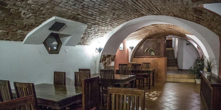 Restaurace je zařízena v rustikálním stylu. Vaří tu českou klasiku i mezinárodní jídla.