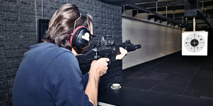 Pálit můžete postupně z pistole Glock, samopalu Scorpion či útočné pušky AK 47 či dokonce legendární odstřelovačky SVD Dragunov.