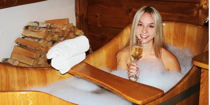 Že je víno zlepšovák nálady, to jste asi tušili. Zároveň ale vyhlazuje vrásky a působí proti stárnutí pokožky – a to už je dobrý důvod, proč se v něm rovnou vykoupat.