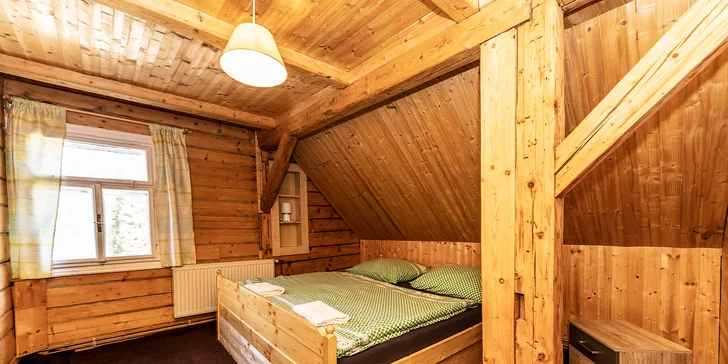 Ubytujete se v jednoduše zařízených pokojích nebo apartmánech.