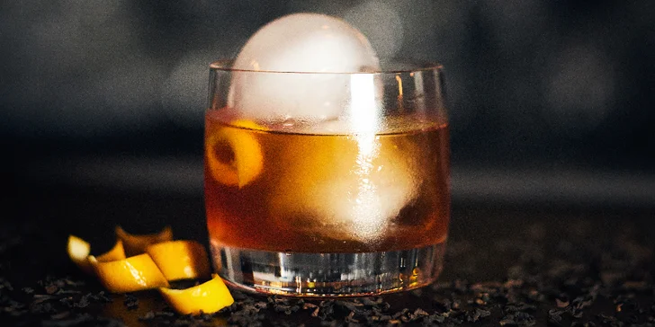Měsíc je kombinace whiskey a čaje Pu Erh.