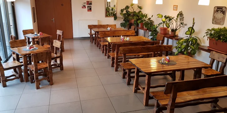 Restaurace je součástí objektu národního památníku v Hrabyni, takže můžete spojit dobré jídlo s kulturním zážitkem.