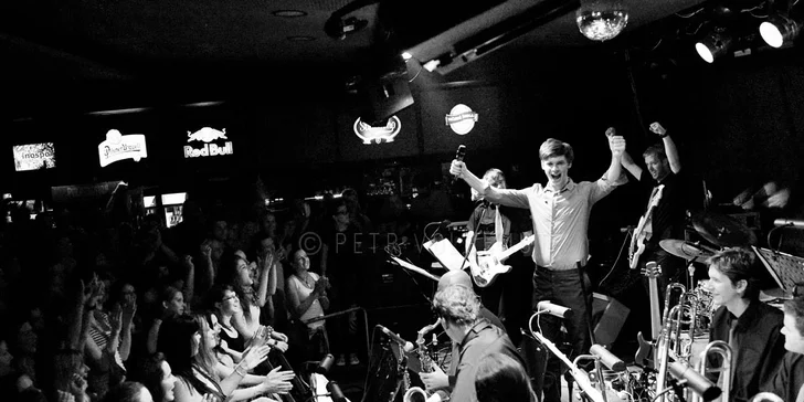 Vstup na koncert Vojty Dyka & B Side Band. Energická muzika, dechberoucí zpěv a nestárnoucí hity se slevou 45 %.