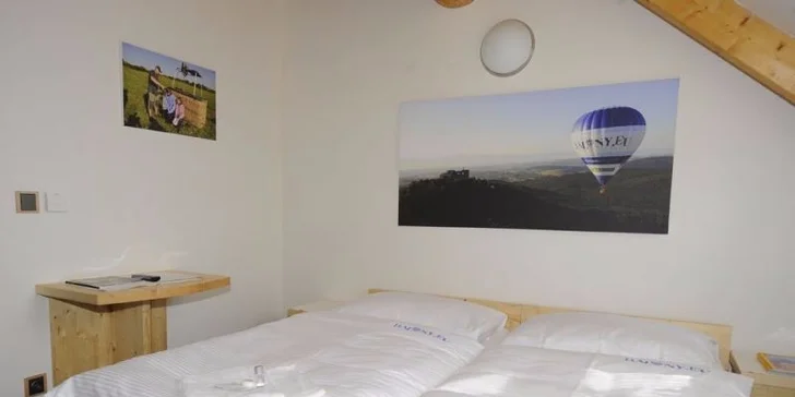 Pokoje jsou útulně zařízené.