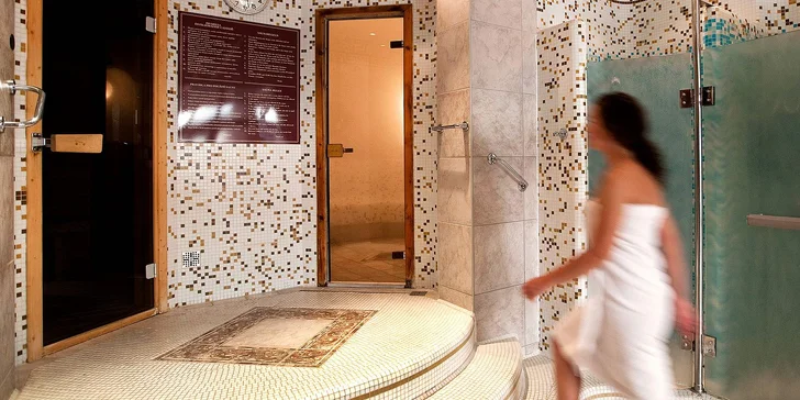 V hotelu vám půjčí župan i pantofle. 