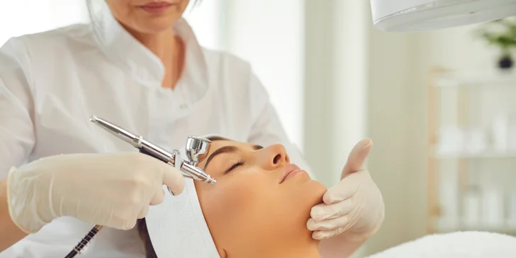 Oxy Beauty je aplikované airbrush technikou