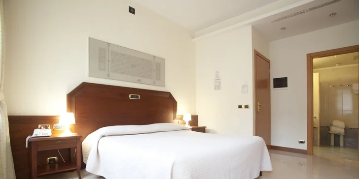 Vo všetkých izbách máte k dispozícii klimatizáciu, trezor, minibar, satelitnú televíziu aj bezplatné pripojenie na internet.