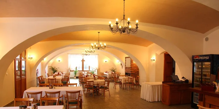 V restauraci vás čeká bufetová snídaně a večeře, kterou si vyberete z menu. 