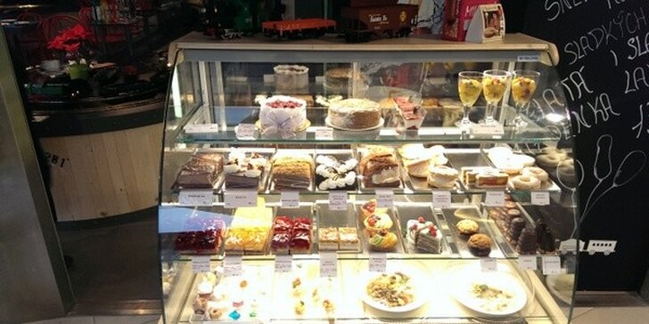 Neomezená konzumace dortíků v kavárně roku Golden Pacific Café - pro 2 osoby