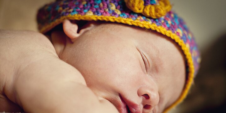 10 profesionálně retušovaných fotografií Vašeho novorozeňátka i s tiskem