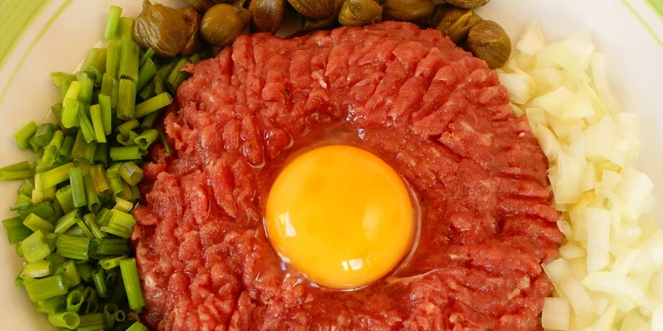 Velký 300g tatarák a 6 topinek v hudebním klubu E99