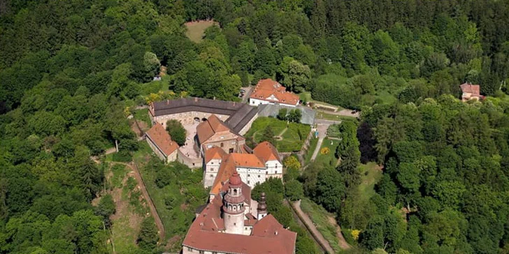 Můžete letět sami nebo až ve třech, předem si vyberete z nabízených letových tras, kde můžete vidět třeba pevnost Josefov, zámek Pardubice, Hrádek u Nechanic či Babiččino údolí