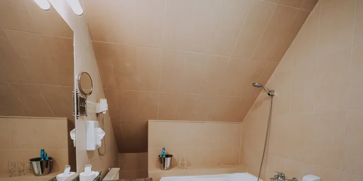 Některé apartmány mají v koupelně rohovou vanu.