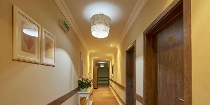Interiéry hotelu jsou příjemně a vkusně zařízeny.